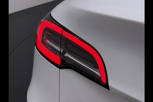 Tesla Model Y RWD SOH 95% Warmtepomp LFP-Accu Leder Lmv Camera's Panoramadak Adap.Cruise Navi Ecc Autopilot Stoel+Stuur+Achterbank Verwarming Elek.Achterklep Dodehoek detector Draadloze telefoonlader 1e Eigenaar Origineel Nederlandse Auto Fabrieksgarantie op Motor en Accu tot 08-03-2032/160.000km