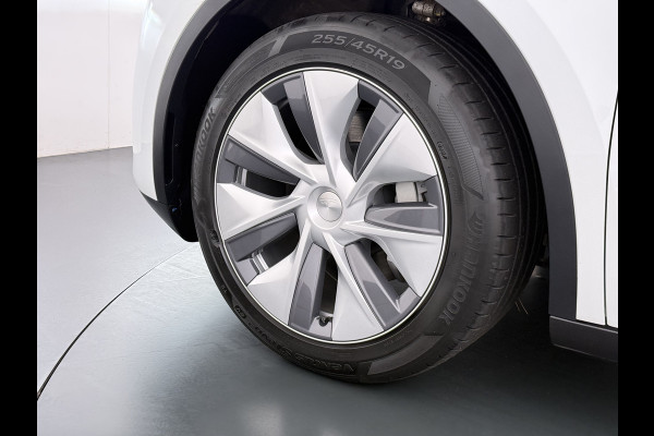 Tesla Model Y RWD SOH 95% Warmtepomp LFP-Accu Leder Lmv Camera's Panoramadak Adap.Cruise Navi Ecc Autopilot Stoel+Stuur+Achterbank Verwarming Elek.Achterklep Dodehoek detector Draadloze telefoonlader 1e Eigenaar Origineel Nederlandse Auto Fabrieksgarantie op Motor en Accu tot 08-03-2032/160.000km