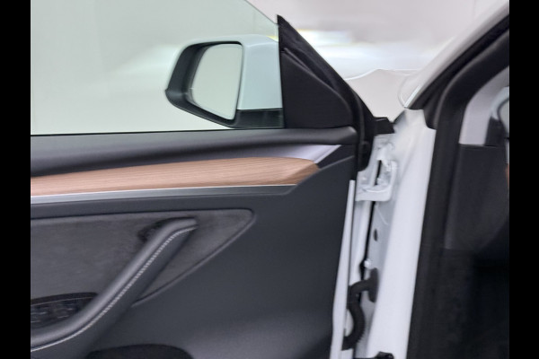 Tesla Model Y RWD SOH 95% Warmtepomp LFP-Accu Leder Lmv Camera's Panoramadak Adap.Cruise Navi Ecc Autopilot Stoel+Stuur+Achterbank Verwarming Elek.Achterklep Dodehoek detector Draadloze telefoonlader 1e Eigenaar Origineel Nederlandse Auto Fabrieksgarantie op Motor en Accu tot 08-03-2032/160.000km