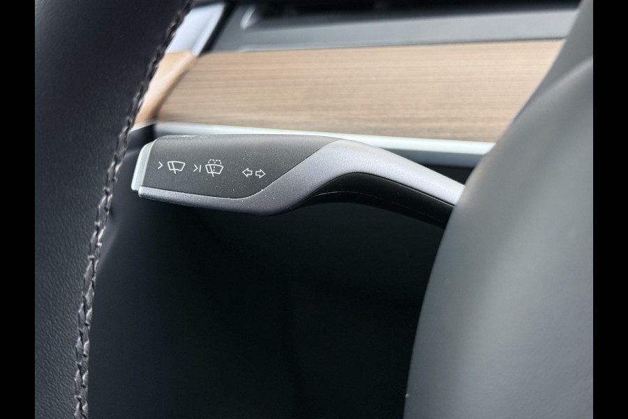 Tesla Model Y RWD SOH 95% Warmtepomp LFP-Accu Leder Lmv Camera's Panoramadak Adap.Cruise Navi Ecc Autopilot Stoel+Stuur+Achterbank Verwarming Elek.Achterklep Dodehoek detector Draadloze telefoonlader 1e Eigenaar Origineel Nederlandse Auto Fabrieksgarantie op Motor en Accu tot 08-03-2032/160.000km