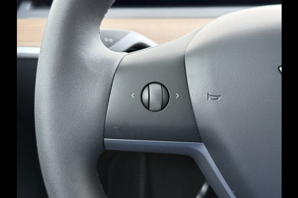 Tesla Model Y RWD SOH 95% Warmtepomp LFP-Accu Leder Lmv Camera's Panoramadak Adap.Cruise Navi Ecc Autopilot Stoel+Stuur+Achterbank Verwarming Elek.Achterklep Dodehoek detector Draadloze telefoonlader 1e Eigenaar Origineel Nederlandse Auto Fabrieksgarantie op Motor en Accu tot 08-03-2032/160.000km
