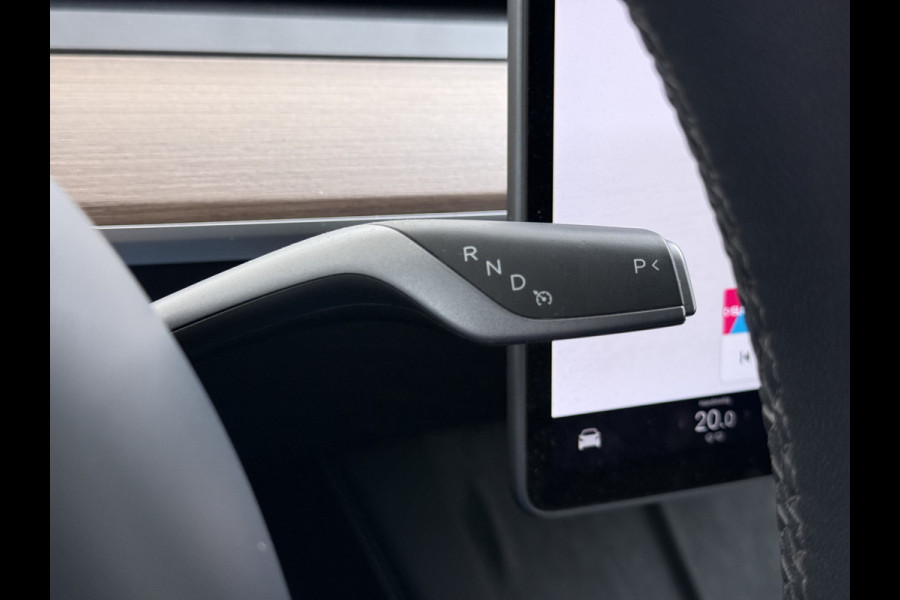 Tesla Model Y RWD SOH 95% Warmtepomp LFP-Accu Leder Lmv Camera's Panoramadak Adap.Cruise Navi Ecc Autopilot Stoel+Stuur+Achterbank Verwarming Elek.Achterklep Dodehoek detector Draadloze telefoonlader 1e Eigenaar Origineel Nederlandse Auto Fabrieksgarantie op Motor en Accu tot 08-03-2032/160.000km