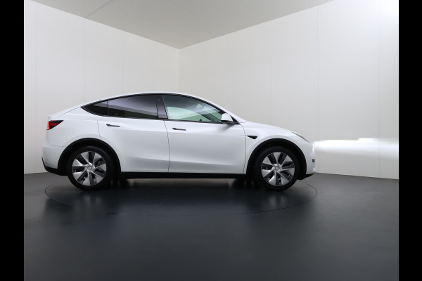 Tesla Model Y RWD SOH 95% Warmtepomp LFP-Accu Leder Lmv Camera's Panoramadak Adap.Cruise Navi Ecc Autopilot Stoel+Stuur+Achterbank Verwarming Elek.Achterklep Dodehoek detector Draadloze telefoonlader 1e Eigenaar Origineel Nederlandse Auto Fabrieksgarantie op Motor en Accu tot 08-03-2032/160.000km