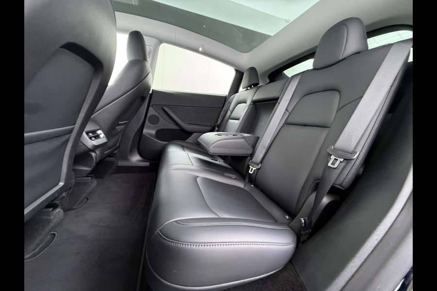 Tesla Model Y RWD SOH 95% Warmtepomp LFP-Accu Leder Lmv Camera's Panoramadak Adap.Cruise Navi Ecc Autopilot Stoel+Stuur+Achterbank Verwarming Elek.Achterklep Dodehoek detector Draadloze telefoonlader Origineel Nederlandse Auto Fabrieksgarantie op Motor en Accu tot 7-12-2030/160.000km