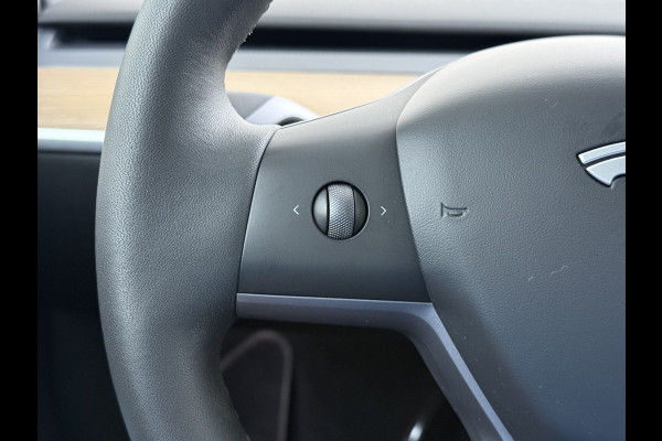 Tesla Model Y RWD SOH 95% Warmtepomp LFP-Accu Leder Lmv Camera's Panoramadak Adap.Cruise Navi Ecc Autopilot Stoel+Stuur+Achterbank Verwarming Elek.Achterklep Dodehoek detector Draadloze telefoonlader Origineel Nederlandse Auto Fabrieksgarantie op Motor en Accu tot 7-12-2030/160.000km