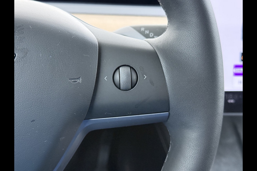 Tesla Model Y RWD SOH 95% Warmtepomp LFP-Accu Leder Lmv Camera's Panoramadak Adap.Cruise Navi Ecc Autopilot Stoel+Stuur+Achterbank Verwarming Elek.Achterklep Dodehoek detector Draadloze telefoonlader Origineel Nederlandse Auto Fabrieksgarantie op Motor en Accu tot 7-12-2030/160.000km