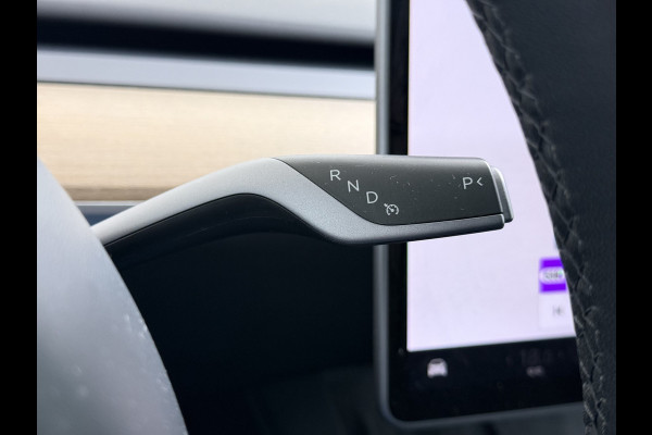 Tesla Model Y RWD SOH 95% Warmtepomp LFP-Accu Leder Lmv Camera's Panoramadak Adap.Cruise Navi Ecc Autopilot Stoel+Stuur+Achterbank Verwarming Elek.Achterklep Dodehoek detector Draadloze telefoonlader Origineel Nederlandse Auto Fabrieksgarantie op Motor en Accu tot 7-12-2030/160.000km