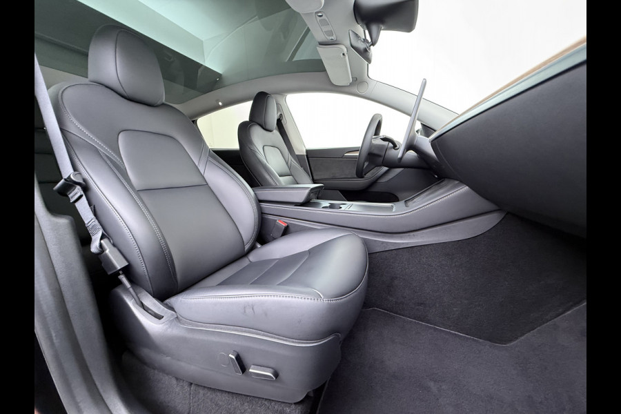 Tesla Model Y RWD SOH 95% Warmtepomp LFP-Accu Leder Lmv Camera's Panoramadak Adap.Cruise Navi Ecc Autopilot Stoel+Stuur+Achterbank Verwarming Elek.Achterklep Dodehoek detector Draadloze telefoonlader Origineel Nederlandse Auto Fabrieksgarantie op Motor en Accu tot 7-12-2030/160.000km