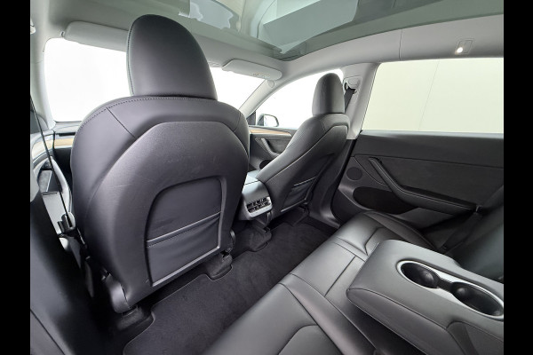 Tesla Model Y RWD SOH 95% Warmtepomp LFP-Accu Leder Lmv Camera's Panoramadak Adap.Cruise Navi Ecc Autopilot Stoel+Stuur+Achterbank Verwarming Elek.Achterklep Dodehoek detector Draadloze telefoonlader Origineel Nederlandse Auto Fabrieksgarantie op Motor en Accu tot 7-12-2030/160.000km