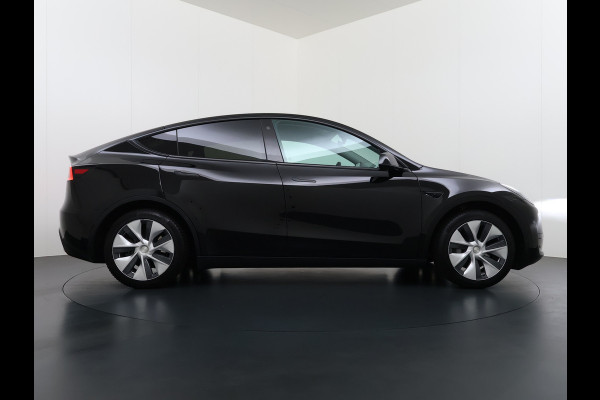 Tesla Model Y RWD SOH 95% Warmtepomp LFP-Accu Leder Lmv Camera's Panoramadak Adap.Cruise Navi Ecc Autopilot Stoel+Stuur+Achterbank Verwarming Elek.Achterklep Dodehoek detector Draadloze telefoonlader Origineel Nederlandse Auto Fabrieksgarantie op Motor en Accu tot 7-12-2030/160.000km