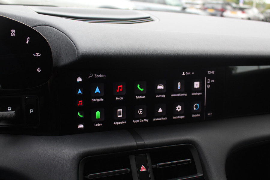 Porsche Taycan Sport Turismo 79 kWh / Panoramadak / Camera / Bose / 20'' / Luchtvering / Leder / Warmtepomp / Dodehoek / Stoelverwarming / DAB / Cruise Control