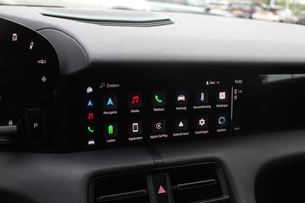 Porsche Taycan Sport Turismo 79 kWh / Panoramadak / Camera / Bose / 20'' / Luchtvering / Leder / Warmtepomp / Dodehoek / Stoelverwarming / DAB / Cruise Control
