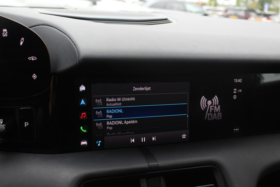 Porsche Taycan Sport Turismo 79 kWh / Panoramadak / Camera / Bose / 20'' / Luchtvering / Leder / Warmtepomp / Dodehoek / Stoelverwarming / DAB / Cruise Control