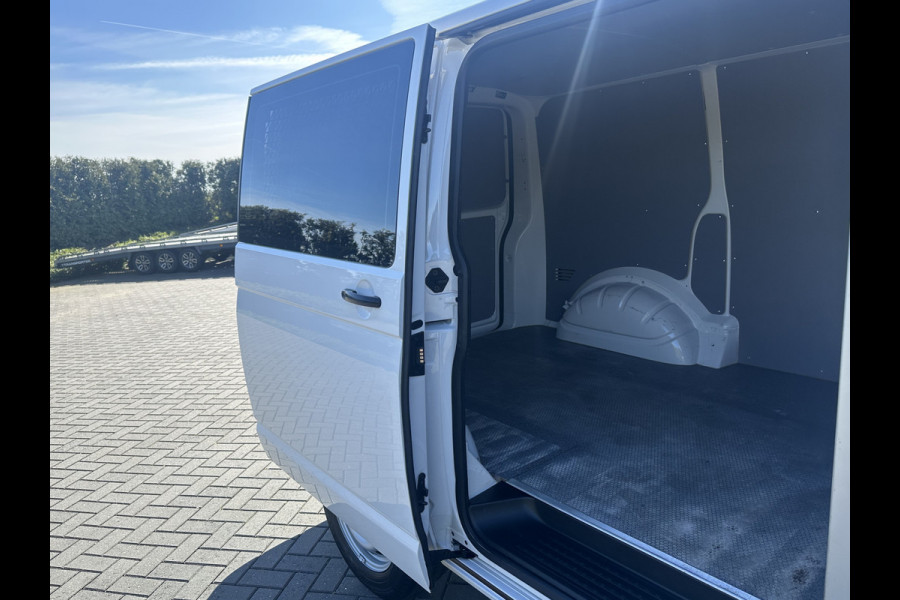 Volkswagen Transporter 2.0 TDI / L1H1 / 1e EIG. / CAMERA / CRUISE / AIRCO / ACHTERKLEP / APPLE CARPLAY / ANDROID AUTO