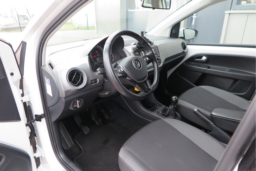 Volkswagen up! 1.0 49kw 66pk Active Cruisecontrol , Stoelverwarming , Navi via App, Achteruitrijcamera , Parkeersensoren , DAB+ radio , Multifunctioneel stuurwiel.etc.