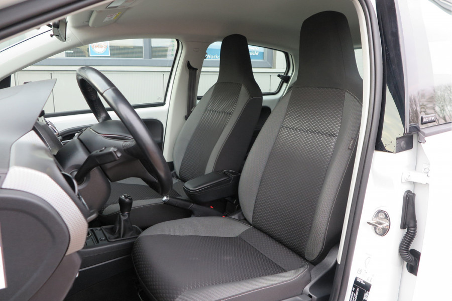 Volkswagen up! 1.0 49kw 66pk Active Cruisecontrol , Stoelverwarming , Navi via App, Achteruitrijcamera , Parkeersensoren , DAB+ radio , Multifunctioneel stuurwiel.etc.