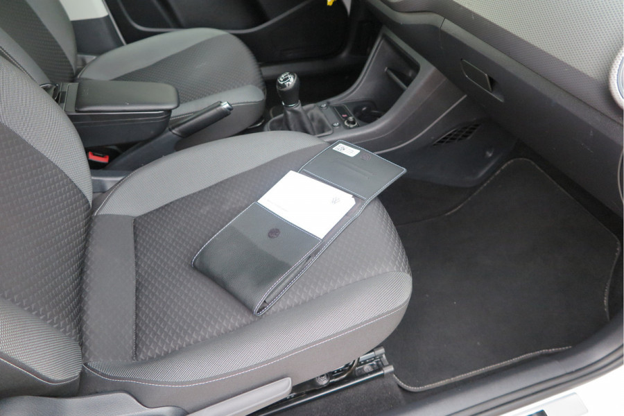 Volkswagen up! 1.0 49kw 66pk Active Cruisecontrol , Stoelverwarming , Navi via App, Achteruitrijcamera , Parkeersensoren , DAB+ radio , Multifunctioneel stuurwiel.etc.