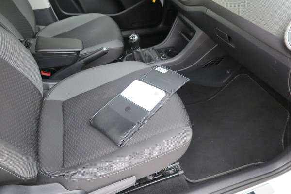 Volkswagen up! 1.0 49kw 66pk Active Cruisecontrol , Stoelverwarming , Navi via App, Achteruitrijcamera , Parkeersensoren , DAB+ radio , Multifunctioneel stuurwiel.etc.