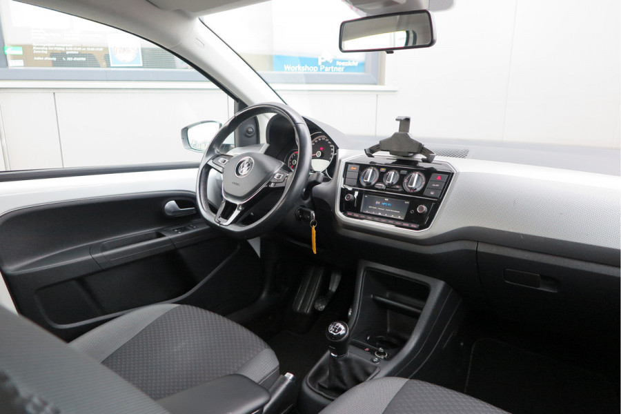 Volkswagen up! 1.0 49kw 66pk Active Cruisecontrol , Stoelverwarming , Navi via App, Achteruitrijcamera , Parkeersensoren , DAB+ radio , Multifunctioneel stuurwiel.etc.