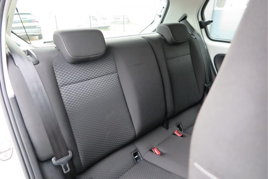 Volkswagen up! 1.0 49kw 66pk Active Cruisecontrol , Stoelverwarming , Navi via App, Achteruitrijcamera , Parkeersensoren , DAB+ radio , Multifunctioneel stuurwiel.etc.