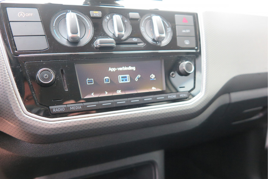 Volkswagen up! 1.0 49kw 66pk Active Cruisecontrol , Stoelverwarming , Navi via App, Achteruitrijcamera , Parkeersensoren , DAB+ radio , Multifunctioneel stuurwiel.etc.