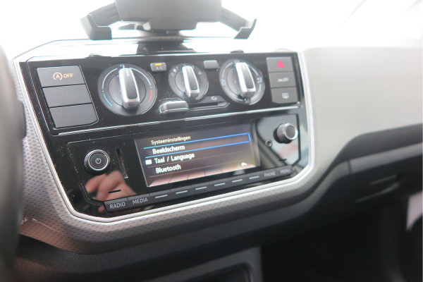Volkswagen up! 1.0 49kw 66pk Active Cruisecontrol , Stoelverwarming , Navi via App, Achteruitrijcamera , Parkeersensoren , DAB+ radio , Multifunctioneel stuurwiel.etc.