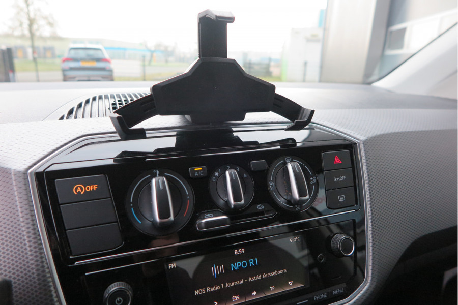 Volkswagen up! 1.0 49kw 66pk Active Cruisecontrol , Stoelverwarming , Navi via App, Achteruitrijcamera , Parkeersensoren , DAB+ radio , Multifunctioneel stuurwiel.etc.