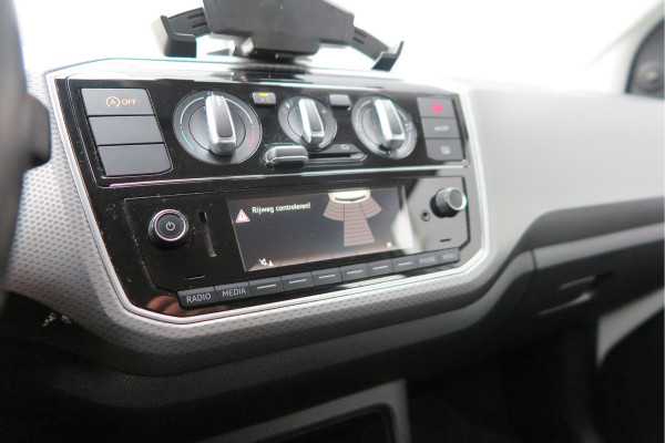 Volkswagen up! 1.0 49kw 66pk Active Cruisecontrol , Stoelverwarming , Navi via App, Achteruitrijcamera , Parkeersensoren , DAB+ radio , Multifunctioneel stuurwiel.etc.