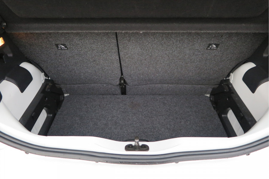 Volkswagen up! 1.0 49kw 66pk Active Cruisecontrol , Stoelverwarming , Navi via App, Achteruitrijcamera , Parkeersensoren , DAB+ radio , Multifunctioneel stuurwiel.etc.