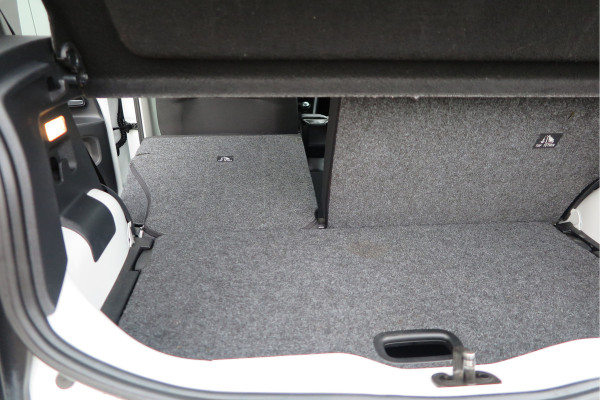 Volkswagen up! 1.0 49kw 66pk Active Cruisecontrol , Stoelverwarming , Navi via App, Achteruitrijcamera , Parkeersensoren , DAB+ radio , Multifunctioneel stuurwiel.etc.