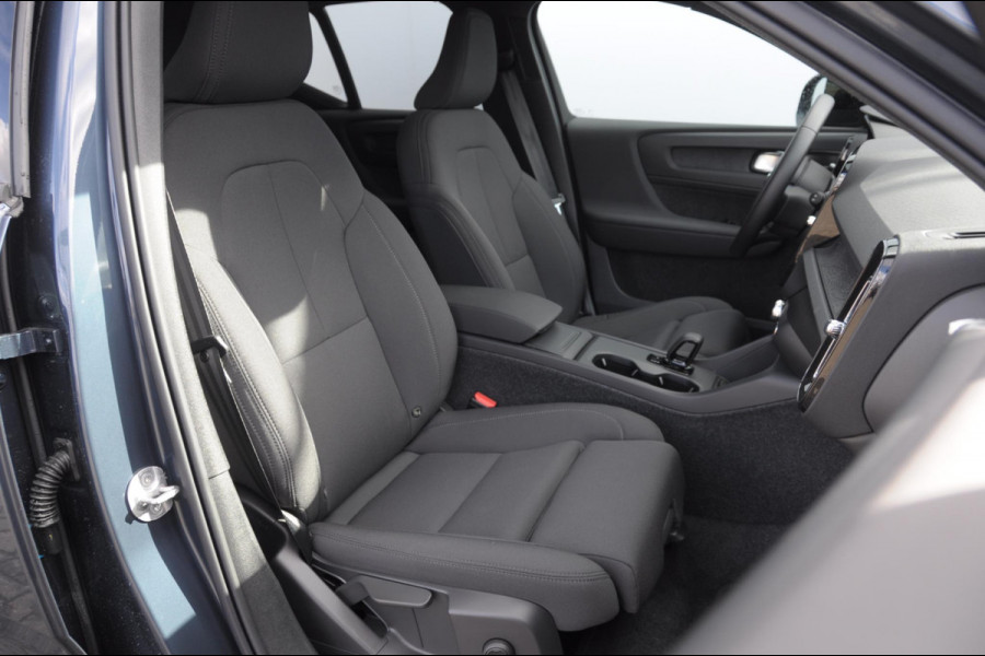 Volvo EX40 252PK Automaat Single Ext. Range Core / Driver Assist / Adaptieve cruise control / BLIS / Stoel - en stuurwielverwarming / Pakeersensoren met camera / Apple carplay /