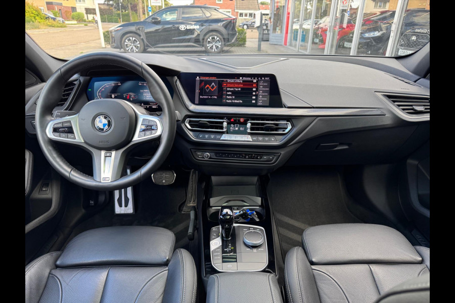 BMW 1-Serie (f40) 118i M Sport | Panoramadak, 19 inch, Leer, Stoel + Stuurverwarming, Keyless, Elektrische achterklep, Parkeercamera