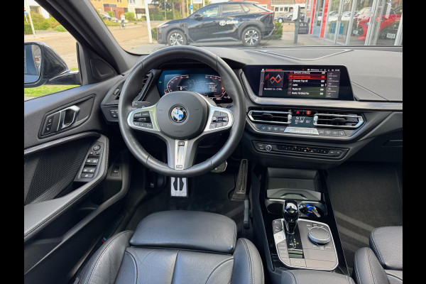 BMW 1-Serie (f40) 118i M Sport | Panoramadak, 19 inch, Leer, Stoel + Stuurverwarming, Keyless, Elektrische achterklep, Parkeercamera