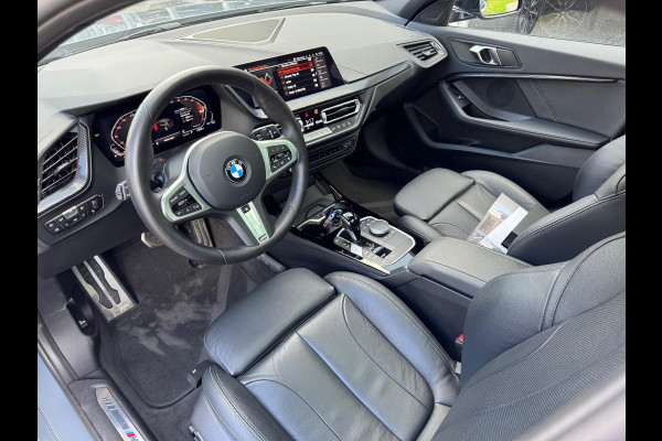 BMW 1-Serie (f40) 118i M Sport | Panoramadak, 19 inch, Leer, Stoel + Stuurverwarming, Keyless, Elektrische achterklep, Parkeercamera