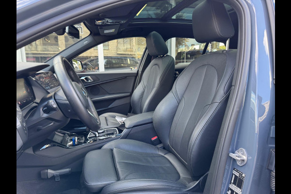 BMW 1-Serie (f40) 118i M Sport | Panoramadak, 19 inch, Leer, Stoel + Stuurverwarming, Keyless, Elektrische achterklep, Parkeercamera