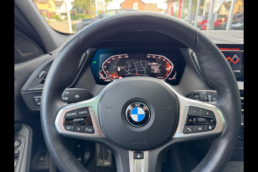 BMW 1-Serie (f40) 118i M Sport | Panoramadak, 19 inch, Leer, Stoel + Stuurverwarming, Keyless, Elektrische achterklep, Parkeercamera