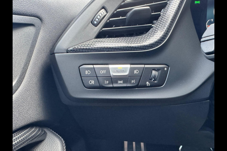 BMW 1-Serie (f40) 118i M Sport | Panoramadak, 19 inch, Leer, Stoel + Stuurverwarming, Keyless, Elektrische achterklep, Parkeercamera