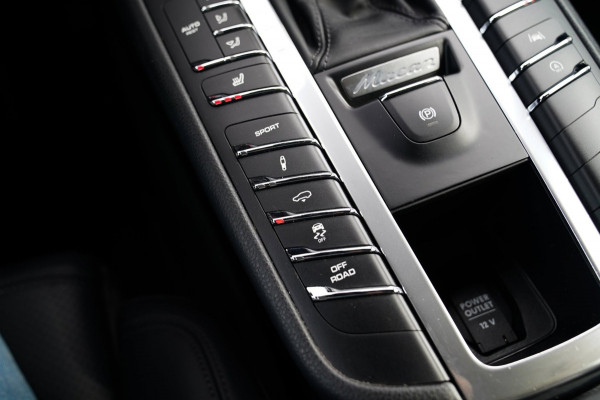 Porsche Macan 2.0 S | Panorama | Bose Sound System | incl BTW | Memory stoelen | 100% Dealer onderhouden | Trekhaak | Krijt Grijs
