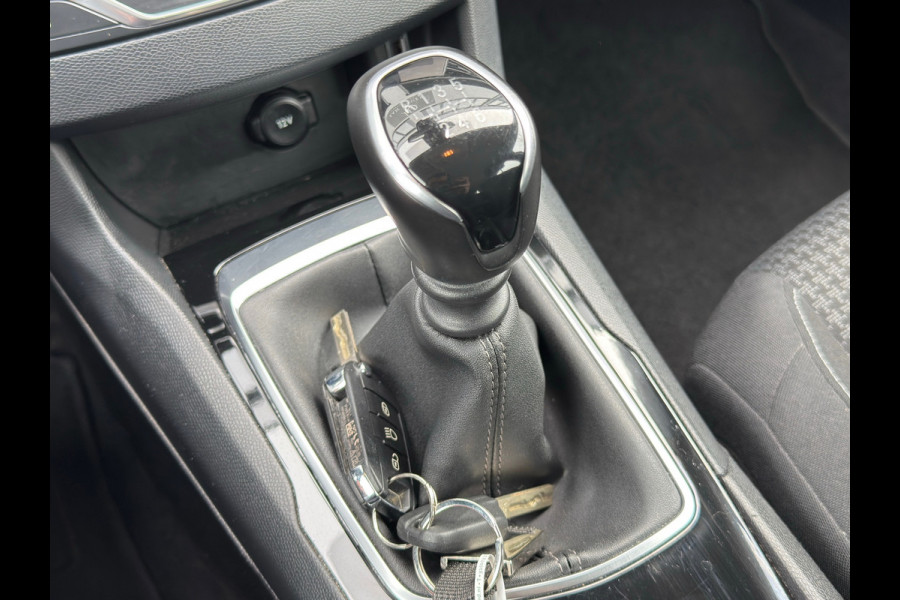 Peugeot 308 1.2 PureTech NAVI / PDC / CARPLAY / LANE ASSIST / APK