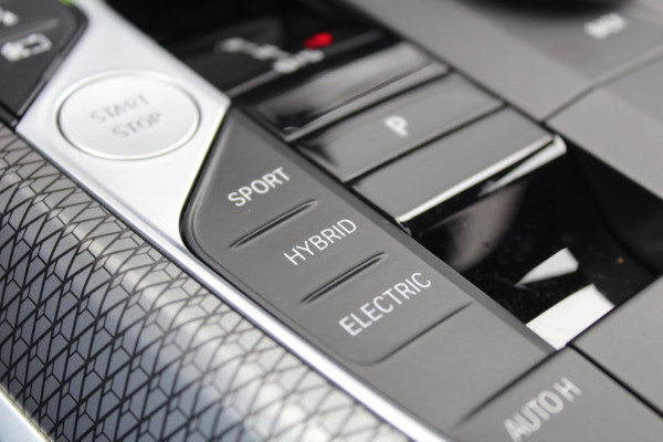 BMW 3-serie 330e xDrive M-Sport | Panoramadak | Widescreen | Harman Kardon | Head-up | BLIS