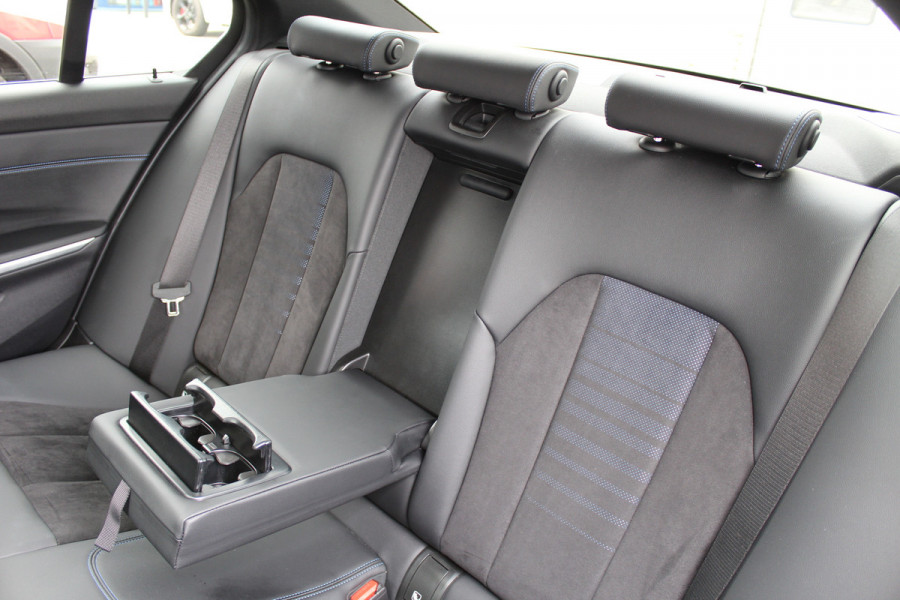 BMW 3-serie 330e xDrive M-Sport | Panoramadak | Widescreen | Harman Kardon | Head-up | BLIS