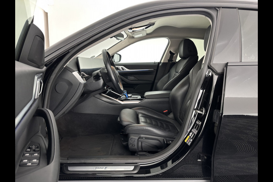 BMW i4 eDrive40 High Executive 84 kWh [ 3-Fase-11kW ] {SOH-95%} (INCL.BTW) Aut. *HEATPUMP | LEATHER | FULL-LED | DIGI-COCKPIT | HEATED-SPORTSEATS | CAMERA | KEYLESS | HIFI-SOUND | PRIVACYGLASS | ECC | AMBIENTLIGHT | PDC | HEAD-UP | CRUISE | 17''ALU*