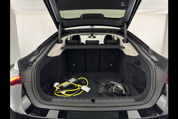 BMW i4 eDrive40 High Executive 84 kWh [ 3-Fase-11kW ] {SOH-95%} (INCL.BTW) Aut. *HEATPUMP | LEATHER | FULL-LED | DIGI-COCKPIT | HEATED-SPORTSEATS | CAMERA | KEYLESS | HIFI-SOUND | PRIVACYGLASS | ECC | AMBIENTLIGHT | PDC | HEAD-UP | CRUISE | 17''ALU*