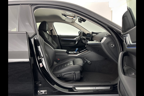 BMW i4 eDrive40 High Executive 84 kWh [ 3-Fase-11kW ] {SOH-95%} (INCL.BTW) Aut. *HEATPUMP | LEATHER | FULL-LED | DIGI-COCKPIT | HEATED-SPORTSEATS | CAMERA | KEYLESS | HIFI-SOUND | PRIVACYGLASS | ECC | AMBIENTLIGHT | PDC | HEAD-UP | CRUISE | 17''ALU*