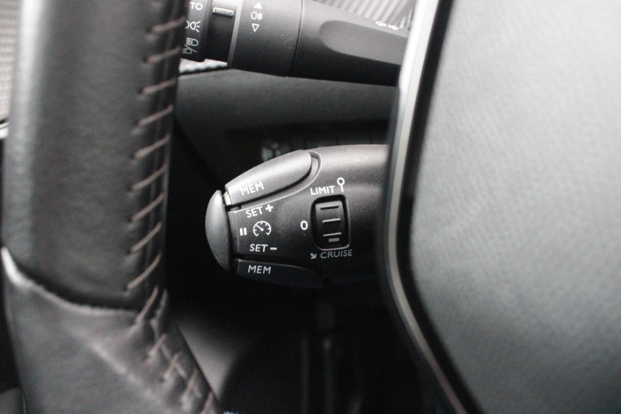 Peugeot 208 1.2 100PK ALLURE PACK | NAVIGATIE 10" TOUCHSCREEN | 3-D INSTRUMENTENPANEEL | ALL SEASON BANDEN | PARKEERSENSOREN ACHTER | CLIMATE CONTROL | CRUISE CONTROL | APPLE CARPLAY/ANDROID AUTO | LICHTMETALEN VELGEN | DAB+ RADIO |