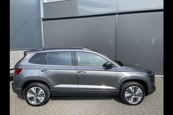 Škoda Karoq 1.5 TSI ACT Business Edition Plus Schuif/kanteldak - Achteruitrijcamera - Elektrische trekhaak stuurverwarming- Stoelverwarming - Parkeersensoren - Airco - Apple carplay - Navigatiesysteem - Achterspoiler - Stuur multifunctio Licht metalen velgen 17 inch - Bluetooth - Cruise control - Dakrails - Extra getint glas - Keyless entry/start - Led verlichting - Start/stop systeem - Elektrische ramen - Led verlichting