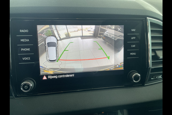 Škoda Karoq 1.5 TSI ACT Business Edition Plus Schuif/kanteldak - Achteruitrijcamera - Elektrische trekhaak stuurverwarming- Stoelverwarming - Parkeersensoren - Airco - Apple carplay - Navigatiesysteem - Achterspoiler - Stuur multifunctio Licht metalen velgen 17 inch - Bluetooth - Cruise control - Dakrails - Extra getint glas - Keyless entry/start - Led verlichting - Start/stop systeem - Elektrische ramen - Led verlichting