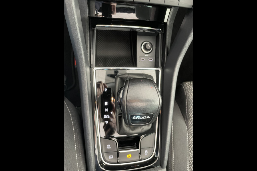 Škoda Karoq 1.5 TSI ACT Business Edition Plus Schuif/kanteldak - Achteruitrijcamera - Elektrische trekhaak stuurverwarming- Stoelverwarming - Parkeersensoren - Airco - Apple carplay - Navigatiesysteem - Achterspoiler - Stuur multifunctio Licht metalen velgen 17 inch - Bluetooth - Cruise control - Dakrails - Extra getint glas - Keyless entry/start - Led verlichting - Start/stop systeem - Elektrische ramen - Led verlichting