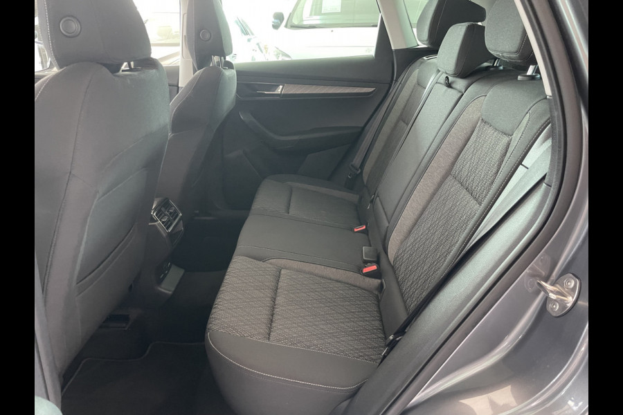 Škoda Karoq 1.5 TSI ACT Business Edition Plus Schuif/kanteldak - Achteruitrijcamera - Elektrische trekhaak stuurverwarming- Stoelverwarming - Parkeersensoren - Airco - Apple carplay - Navigatiesysteem - Achterspoiler - Stuur multifunctio Licht metalen velgen 17 inch - Bluetooth - Cruise control - Dakrails - Extra getint glas - Keyless entry/start - Led verlichting - Start/stop systeem - Elektrische ramen - Led verlichting