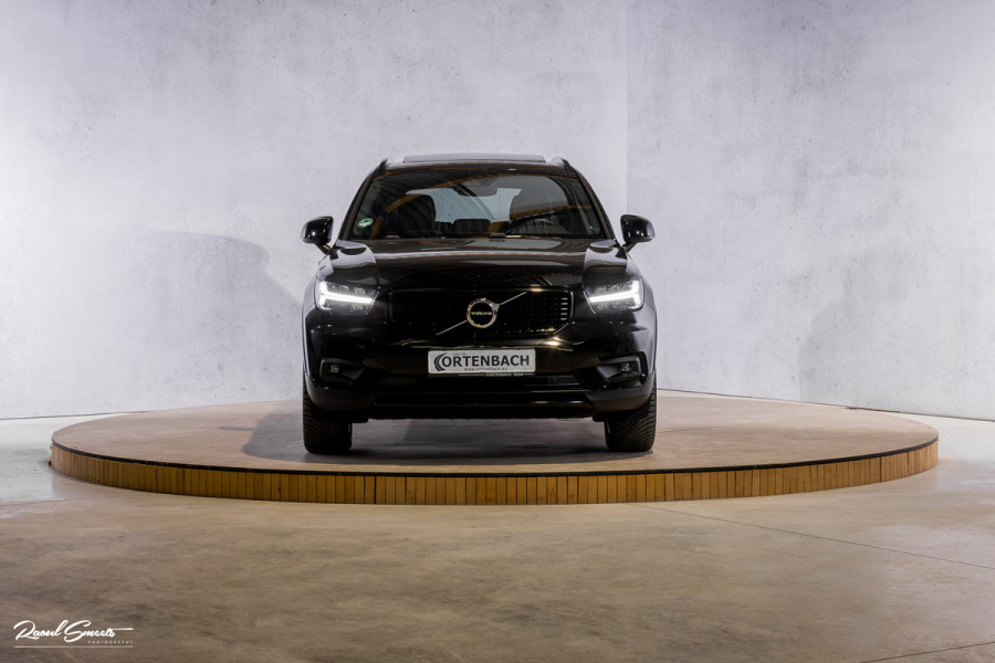 Volvo XC40 2.0 T4 R-Design | Panorama dak | Adaptieve cruise | Memory | Harman Kardon |